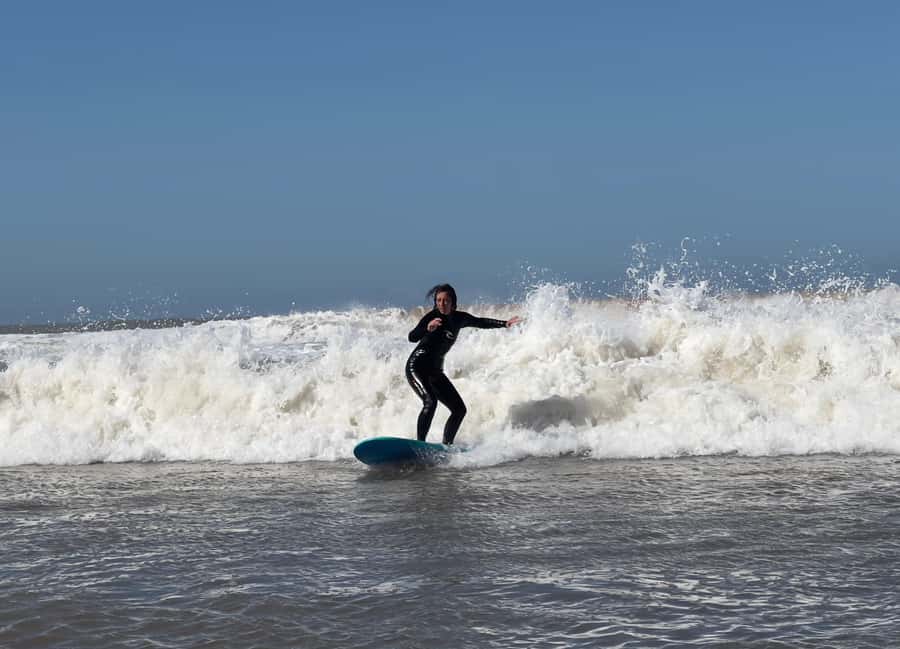 Beginners friendly surf in nice spots - Taking the board into the water