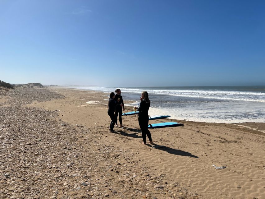 Beginners friendly surf in nice spots - What the small group of six means for you