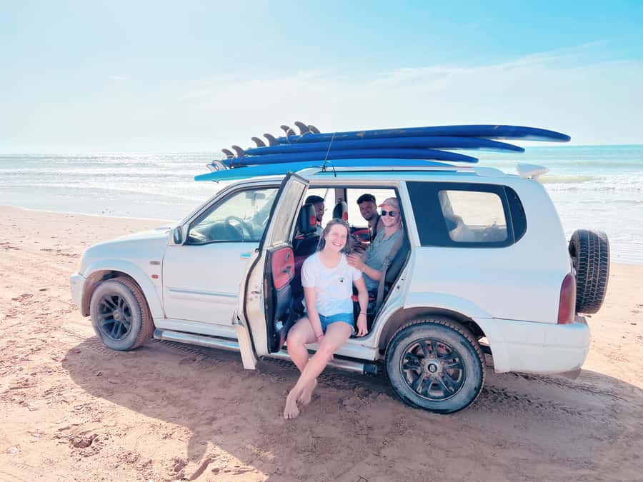 Beginners friendly surf in nice spots - The first 20 minutes: warming up on the sand
