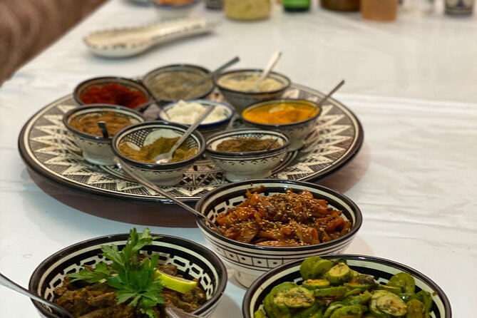 Cooking class with Yassine and family - Choosing between tagine and tangia Marrakshia