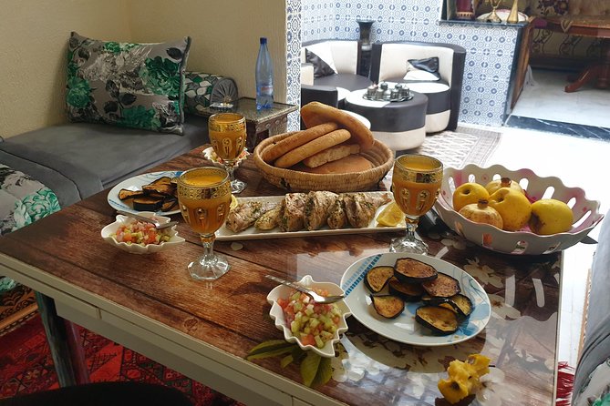 Cours de cuisines chez l'habitant - Following Abdul through the local souk