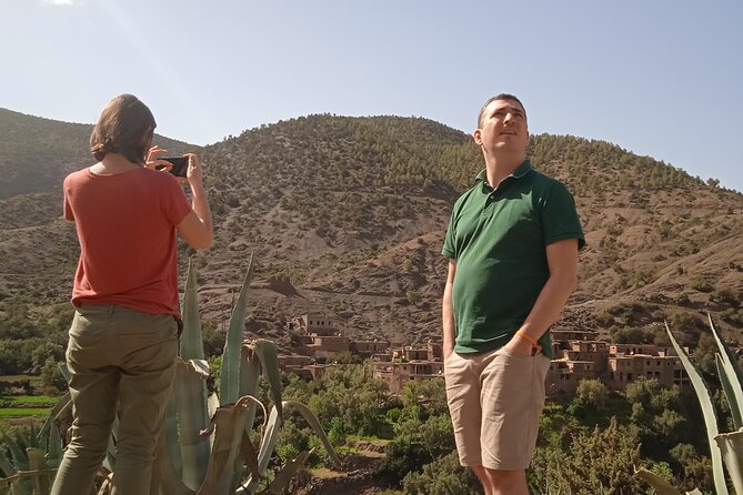 De Marrakech: Visite des montagnes de l'Atlas avec un guide - Walking through Berber villages and orchards
