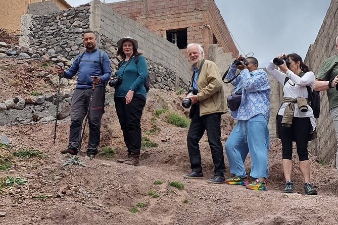 De Marrakech: Visite des montagnes de l'Atlas avec un guide - Waterfalls, views, and the walk back down