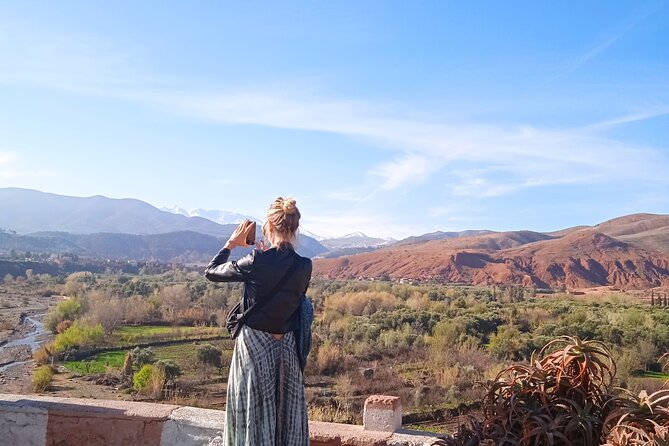 De Marrakech: Visite des montagnes de l'Atlas avec un guide - Lunch at a guide’s family home