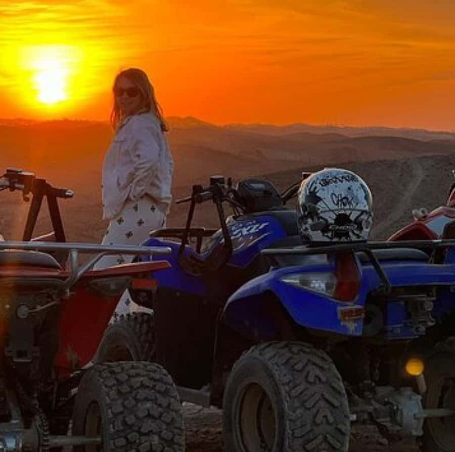 Dinner show in agafay Desert 1h quad bike & 20 min camels - A 70-minute quad ride across Agafay
