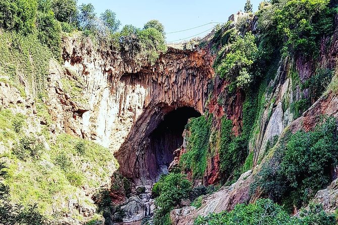 Emin Evry's Cave and Ouzoud waterfalls - Leaving Marrakech at 8:30 in the morning