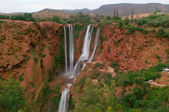 Emin Evry's Cave and Ouzoud waterfalls - The dinosaur footprint stop at Iwaridane