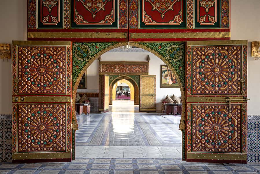 Fez Medina: Local Cultural Highlights Guided Tour - Lunch at a traditional restaurant