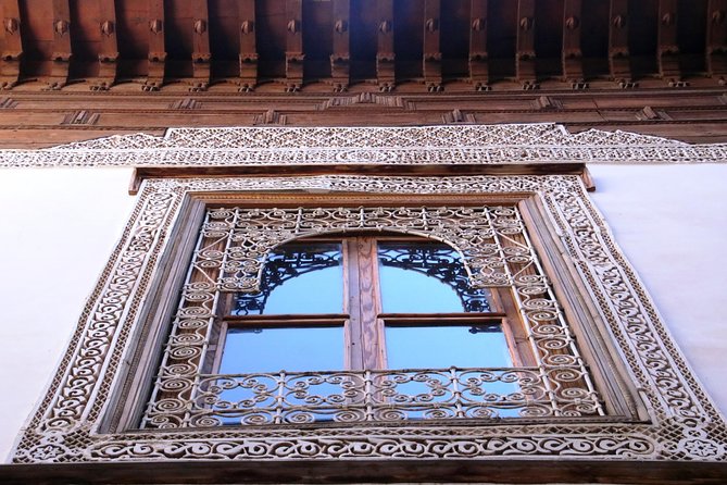 Half Day Marrakech History Tour including entrances - Saadian Tombs and Tiskiwin Museum