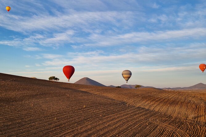 Hot air balloon flight at sunrise in Marrakech & breakfast - The slow takeoff and the first light behind the hills
