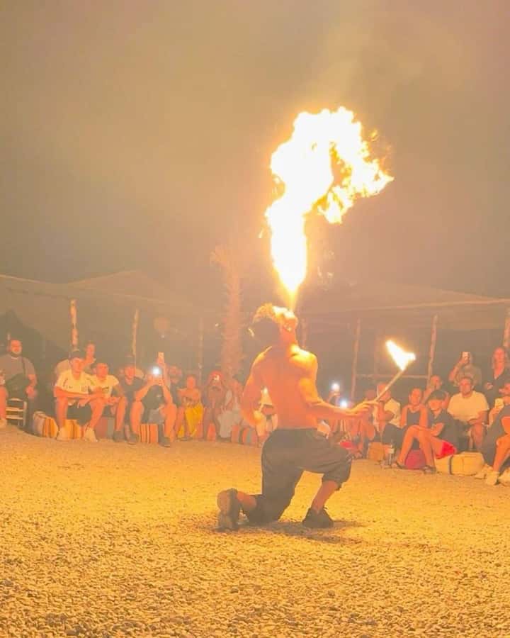 Marrakech: Agafay Desert Sunnet dinner with show - Mint tea and Moroccan dinner under the stars