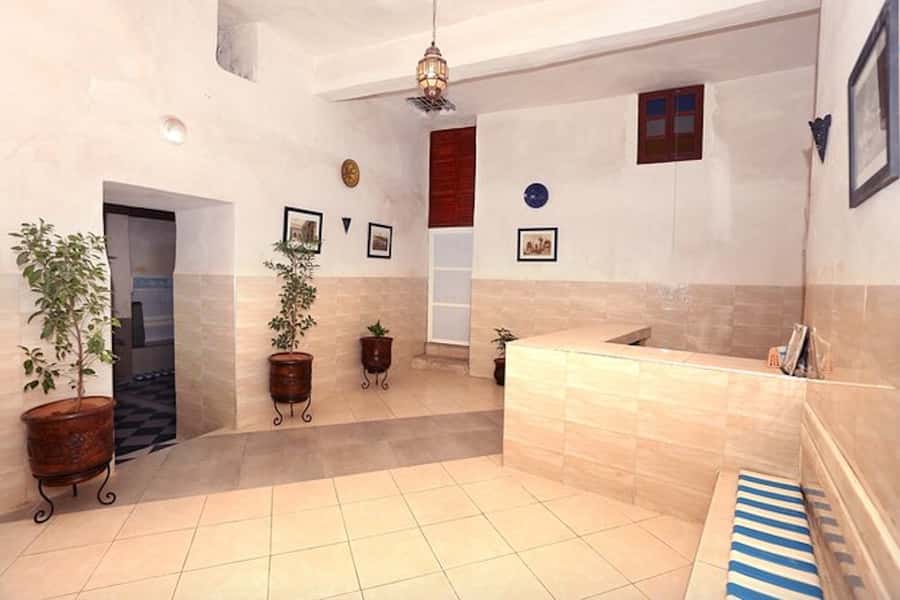 Marrakech: Authentic Moroccan Hammam Experience in Mouassine - Modesty, clothing, and the communal setting