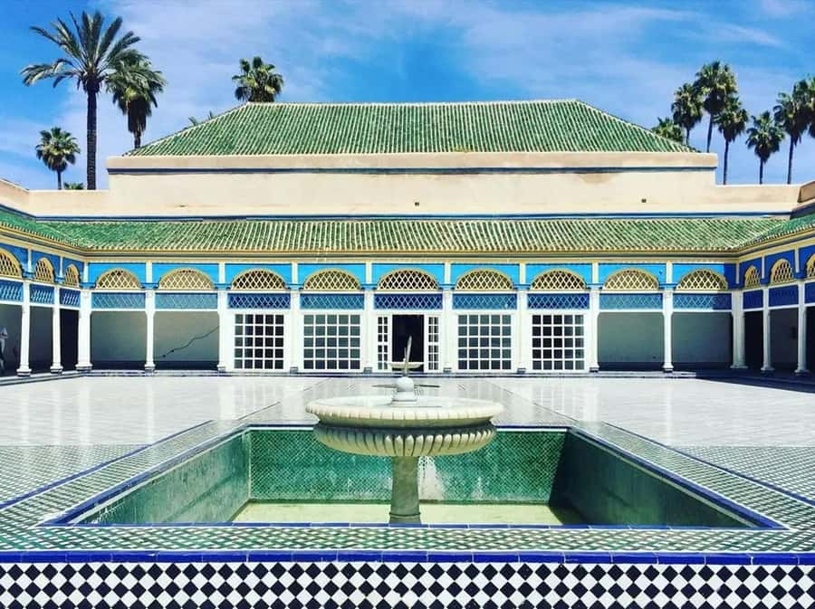 Marrakech: Bahia Palace, Saadian Tombs & Medina Walking Tour - The Saadian Tombs and their quiet detail