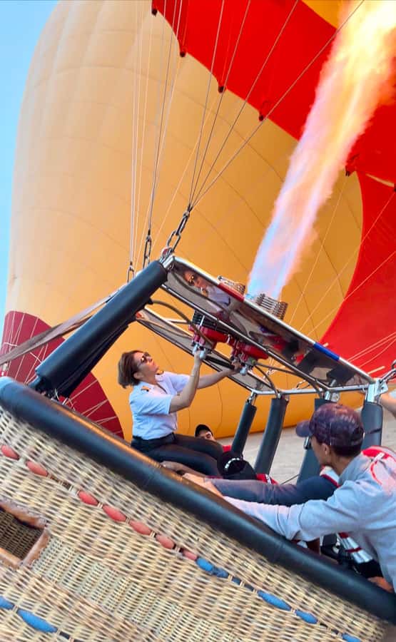 Marrakech: Balloon Flight, Berber Breakfast & Certificate - Watching the balloon prepare for takeoff
