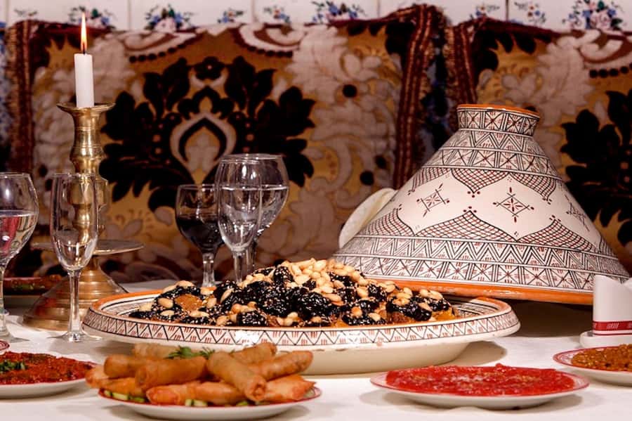 Marrakech: Dinner Show at Dar Essalam Restaurant - What the service is like during dinner