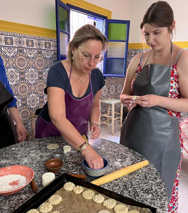 Marrakech: Moroccan Pastries and Tea Class with a Local - The class step by step