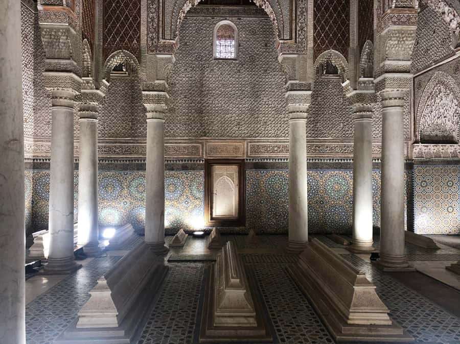 Marrakech: Saadian Tombs, Bahia Palace, Medina and Souk Tour - Pace, group size and the realities of a long walk