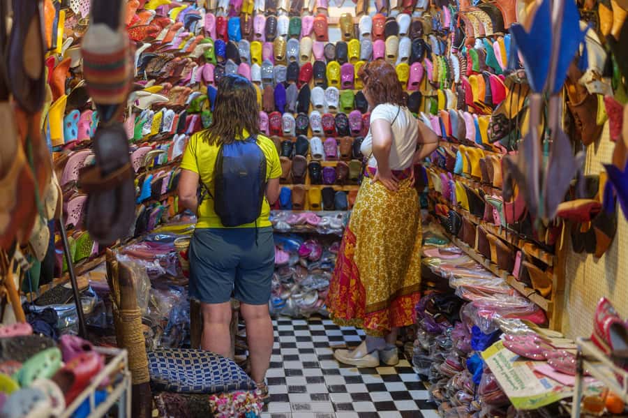 Marrakech: Vibrant Souks, Local Artisans & Medina Experience - Guide quality, group comfort, and the walking pace
