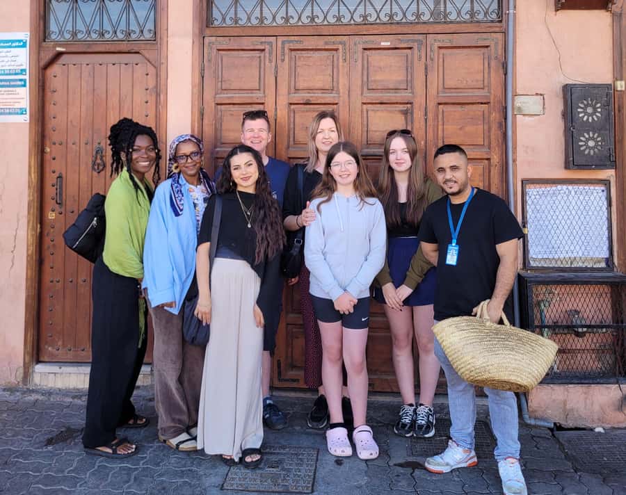 Marrakesh: Moroccan Dishes Cooking Class with a Local Chef - The room, language, and pace