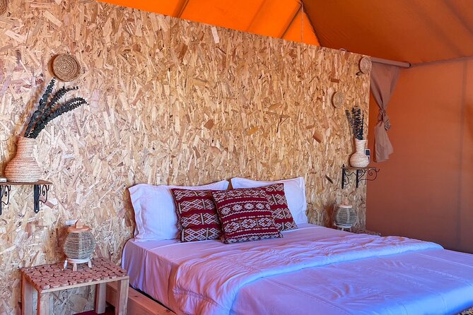 Overnight stay in the Agafay Desert, Deluxe Tent with Show and Swimming Pool - Choosing between a private tent and a dormitory